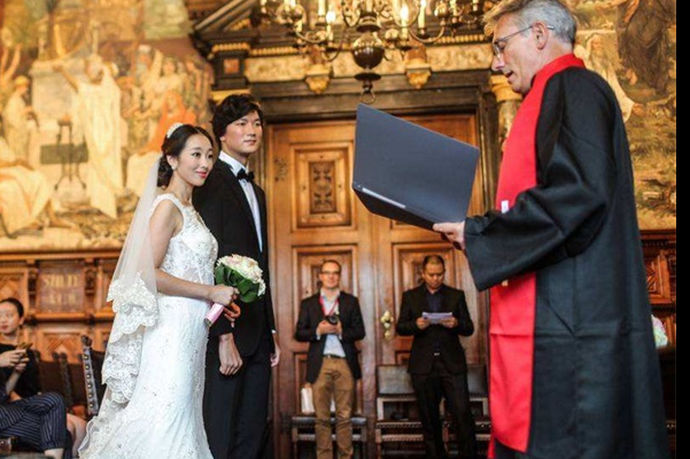 结婚时牧师说的誓词主要分为三种：英文版、中文版、中英文混合版。与中国婚礼相比，婚礼牧师的誓言更神圣、更正式。