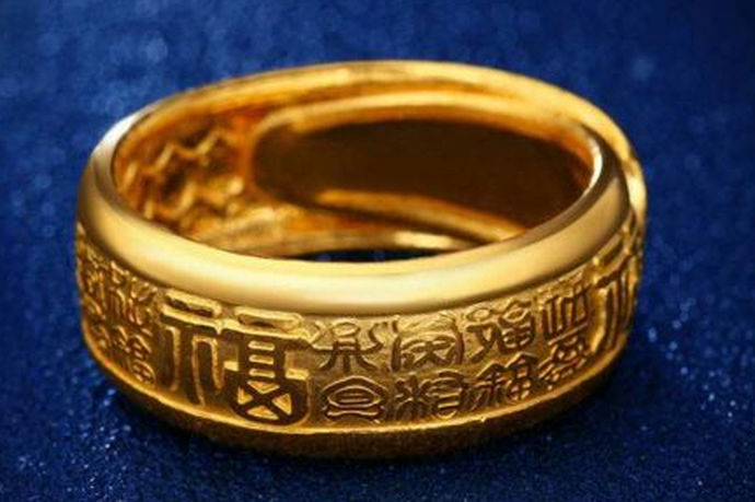 现在有很多人都会选择买一些黄金饰品来装饰自己，如果佩戴黄金饰品也成了一大问题，那么黄金戒指应该戴在哪个手指呢？
