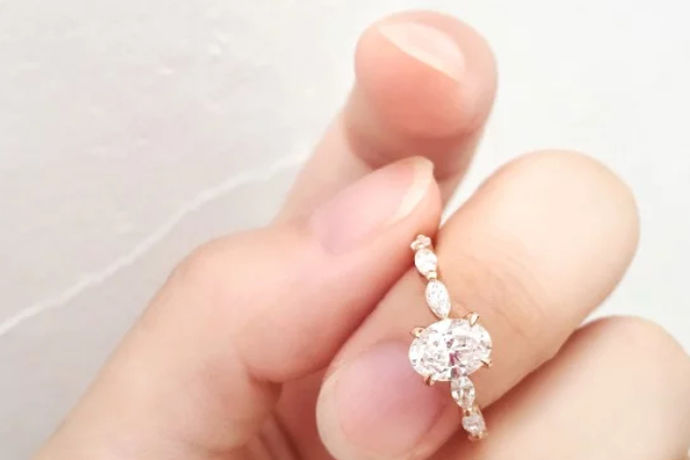 如你所知，钻石戒指是婚礼上常见的珠宝，它们具有永恒的意义。所以它可以用来作为两个人的爱的见证，可以说是最合适的。下面的小编会向您介绍好看的钻戒推荐和什么样的钻戒款式。