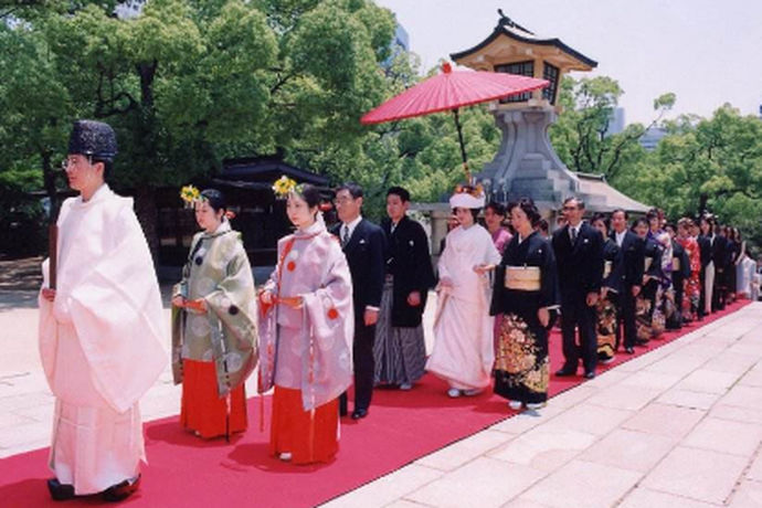 虽然世界很大，其众多国家的文化经济语言习俗等等都有很大差异，但是大家都有生活的仪式感，结婚这件事情大家都很重视。不过各个国家因文化底蕴和历史背景的不同，婚礼习俗也不一样。即使是与我国隔海相望的日本，举办婚礼的相关事宜也与我国不同。