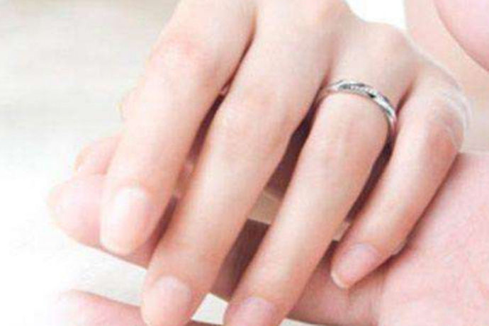 戒指佩戴在手上，但是每个手指佩戴着戒指的含义却都不相同，因为有手的存在给了戒指不同的佩戴含义有的人把戒指戴在右手，而有的人却会把戒指戴在左手那么你知道这些特殊的含义吗。那么今天中国婚博会小编就带你来了解一下左手戴戒指的含义。