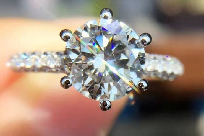 钻石是什么？在化学老师眼中钻石就是个碳；在物理老师眼中钻石是自然界最硬的就是物质；在语文老师看中钻石是爱的结晶；而在幸福的女人眼中钻石是爱情。既然钻石有着如此甜蜜的象征，那钻石怎么买，大家知道吗？
