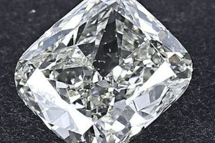 钻石是人人为之赞叹的大自然的杰作，人人都渴望有一颗钻石，有的是用来收藏，有的是打造成钻石饰品佩戴在身上让自己更有气质。那么，关于钻石你了解多少呢？钻石是什么做的？今天就让中婚博会小编来为大家解释一下吧！