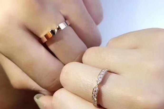 戒指不仅仅是结婚是所需要的，平常没结婚的或者是已经结婚过的人也会买戒指来戴，因为戒指戴在不同的手上会有很多的不同的意义，而且很多人都觉得戒指可以给自己的手增添几分美观，这是肯定的，那么，每个人手指的尺寸都不同，所以，现在买戒指为了解决这个问题商家就发明出来了活口戒指，可以根据自己的尺寸进行调配，今天我们一起来看一看活口戒指怎么调呢？