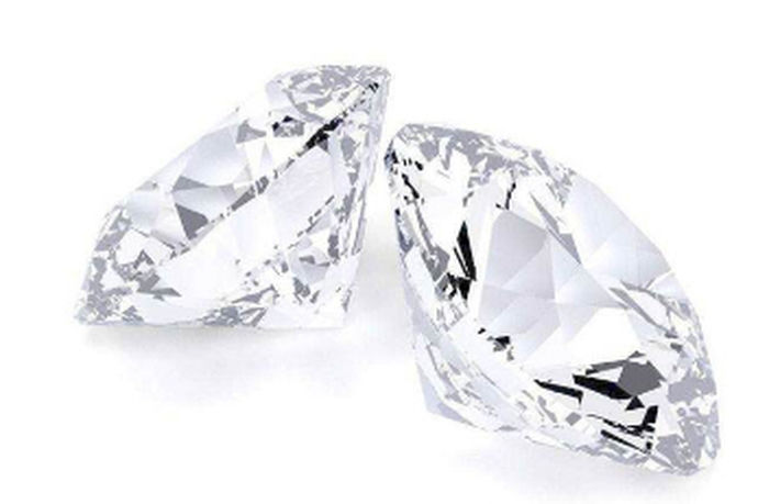 近些年来钻石受到了越来越多年轻人的喜欢，钻石饰品更是有着良好的市场销售空间，可是不少人在挑选钻石的时候经常有一个问题，那就是，我怎么知道这个钻石是真的还是假的呢？毕竟一颗钻石的价格还是很昂贵的，如果买到的是假的就太得不偿失了，所以怎么分辨钻石真假就成了大家关注的重点，小编为大家整理了一些方法，快来看一看吧。
