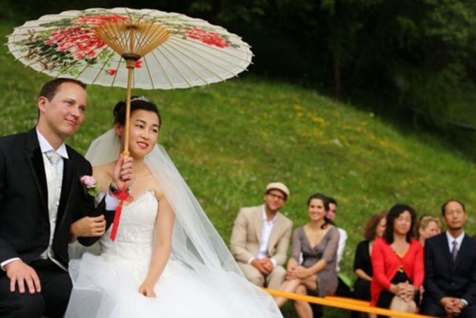 随着社会的国际化，关于婚礼也有了各种各样不同的形式。有的人已经不再使用中国传统的婚礼习俗了，而是用西方流传过来举行婚礼的仪式。那么今天我们就来讨论一下西式婚礼要多少钱？