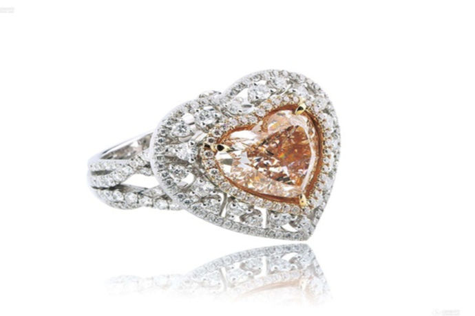 钻石是一种浪漫华丽又优雅，一款备受人们喜爱的东西，一种象征爱情的结晶，尤其是在经济发展的现代，钻石的款式各类拔出，钻石的含义也是意义重大。