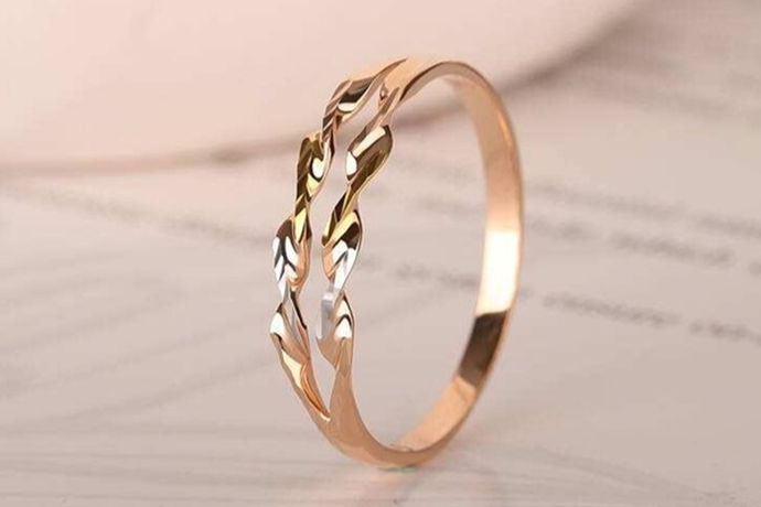 戒指，不管是对已婚人士来说还是未婚人士来说都是一件必不可少的饰品。生活中，我们随处可见不同的人戴着戒指，那么今天我们来说一下18K金钻石戒指多少钱？