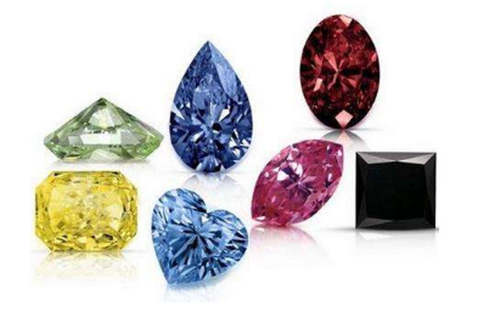 大家见过别人手上戴着的钻石吗？钻石在我们每个人的心中都是如此高贵，纯净，洁白，神圣。其实钻石也是分好坏的，为了衡量钻石的标准，我们通常有4c, 也就是4个参量来形容钻石的级别高低。这4个级别分别是钻石的颜色，纯净度，手工，还有重量。