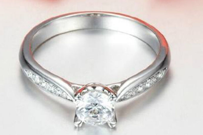 我们在购买钻戒的时候，除了对钻石的挑选之外，对于戒圈的材质也是要有一定的了解的，一款好的钻戒，指环材质也是非常的关键的，钻戒的指环是什么材质呢？让我们来了解一下吧！