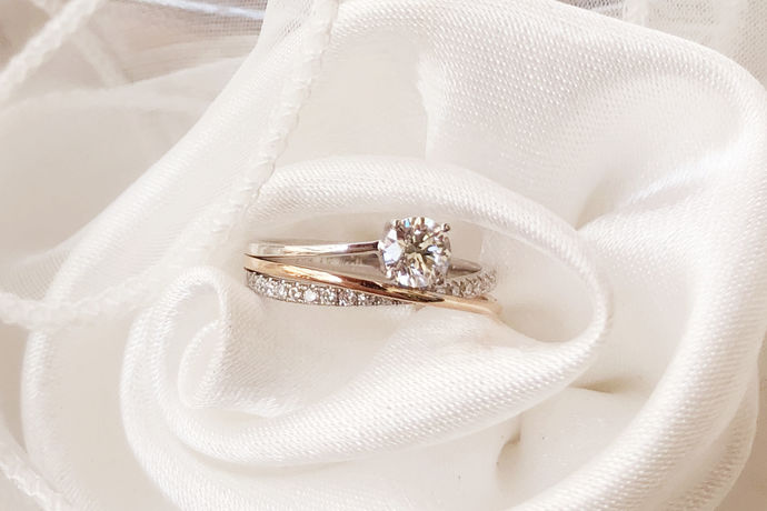 结婚戒指是每对已婚人士的必备品，戴着结婚戒指就是向周围的人宣告着自己是有家庭的人了。现在很多影视剧中一般会大幅地渲染新娘戴戒指的时刻，也有很多花边新闻会刊登出来某个新娘戴着一枚特别大的钻石戒指等等。