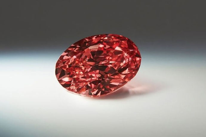 钻石有白钻、红钻、粉钻、蓝钻、绿钻、黑钻之分。红色钻石又称浅红晶石，是彩钻最稀有的品种，甚至很多从事珠宝行业多年的资深人士也无缘得见，所以市面上一般都不会有销售。红钻石多少钱一克拉呢?下面，小编带你看看。