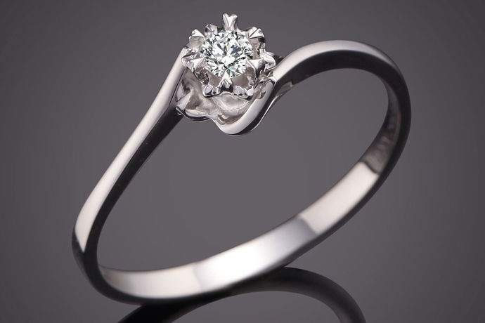 戒指不仅仅只是一个简单的装饰品，它更是美好爱情的见证。一枚戒指可以穿出两个人的幸福，是一件极其浪漫的事情。我们最常见的钻戒是结婚钻戒，还有黄金戒指。但如今黄金戒指已经不像以前那么流行了。现在流行较多的是铂金戒指和钻石戒指。钻石戒指的坚硬象征着爱情的坚不可摧，一直受到人们的推崇。而铂金戒指，代表着奢华与高端，也是众多人所爱好的。那么一个铂金戒指多少钱呢？下面来就解答一下。