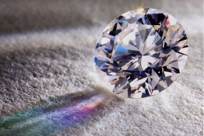 钻石是指经过琢磨的金刚石，在古代钻石具有宗教色彩的崇拜和畏惧，同时又把它视为勇敢、权力、地位和尊贵的象征。现在已成为百姓们都可拥有、佩戴的大众宝石。钻石的文化源远流长，也有人把它看成是爱情和忠贞的象征。那么你知道钻石一分多少钱吗？