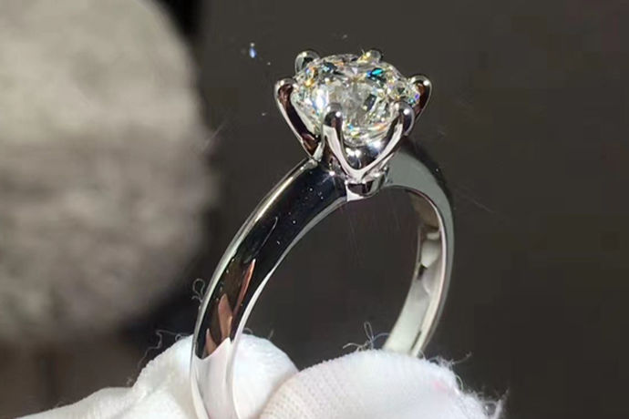 很多前去购买钻石戒指的人大多都是新手，他们对钻石并没有什么研究。而且，钻石的品质和价格也需要人们格外关注。尤其是在新人们选择结婚戒指的时候，钻石戒指的款式也是非常重要的。在钻石戒指中有一款钻石戒指叫做六爪钻戒，这种钻戒款式是非常常见的。Tiffany作为一个著名的珠宝品牌，tiffany的六爪钻戒也受到了很多人的关注。