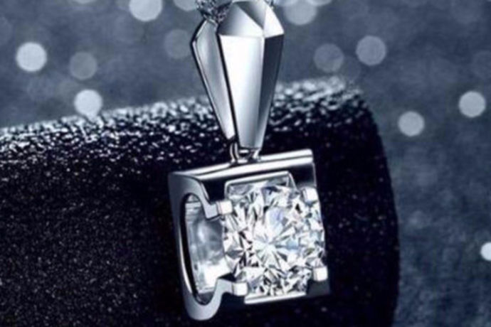 钻石戒指的戒托一般都是来自于au750和pt950材质。但是，市面上就没有其他材质制作的的钻石戒指了吗？答案当然是否定的。s925在现在也会被作为是钻石戒指的一种戒托材质使用。但是，s925钻戒的价格是多少呢？很多人都非常好奇，s925材质制成的首饰价值并不昂贵，但是配上了钻石后，它的价格会不会有增幅？