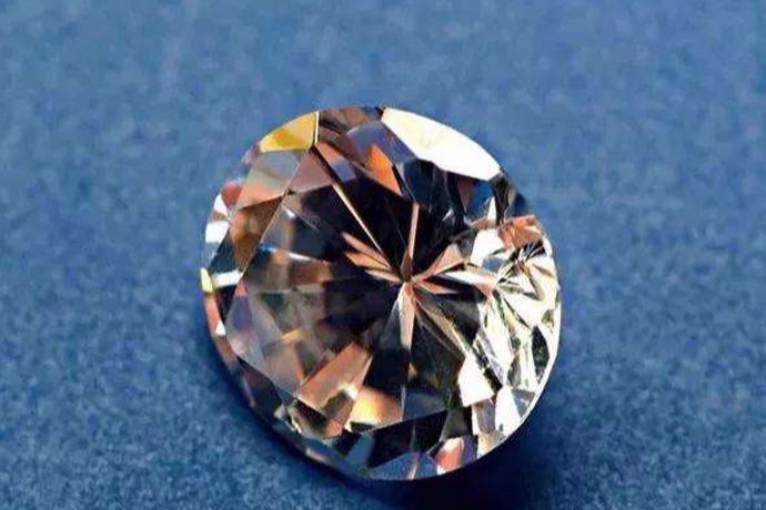 钻石的价格一直都是人们所关注的问题，钻石作为一种轻奢产品，很多人想买到实惠又很好看的钻石，是非常难的。好看的，剔透的或者大的钻石一般都很昂贵，所以想要买到实惠又便宜的钻石，在很多人眼里是一件非常困难的事情，毕竟不是每一个人都对钻石的价格问题很了解。那么，哪里买钻石便宜？