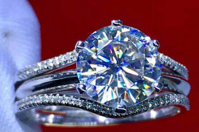 买钻石，已经成为现代社会中许多人追求时尚的方向，钻戒晶莹剔透，可以把人显得非常的美丽优雅买。而且钻石不仅起到装饰的作用，更重要的是它象征着至死不渝的爱情。所以不论是爱美人士、求婚还是结婚，总能看到钻石的身影。那么，哪个钻石品牌好？