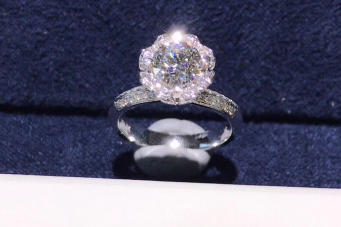 钻石对于人们来说大致有三层含义，第一是纯洁坚贞的爱情，第二是至高无上的地位，第三是彰显品味和质感。现下钻石大多作为装饰品或者收藏品出现在大家眼前。随着人们生活水平的提高，很多人会选择一些金贵的装饰品比如钻石作为收藏物收藏。那么，什么钻石品牌好？