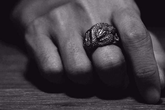 自古以来人们就有戴戒指的习俗，古代我的时候人们用作戒指的材料以黄金、白银、玉为主，现代人们戴戒指一般会选择铂金、黄金、银、玉石等材料，款式也是多种多样的，不仅有女戒，男士戴的戒指款式也很多。