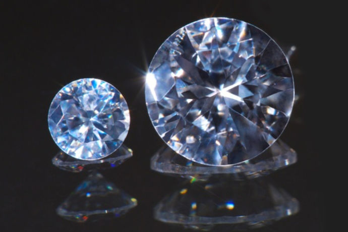 钻石是广大女性都会喜爱的一种饰品，但是大部分的钻石价格都十分昂贵，近年来由于钻石非常流行，所以很多商家都推出了比较小的克拉的钻石。那么今天我们就来了解一下钻石怎么分这个问题。