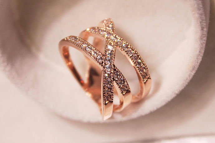 每一位爱美的女士都少不了对手的修饰，修饰手最好的珠宝就是戒指。那一般女士戒指戴哪只手呢?是不是也有一定的讲究呢？下面小编和大家一起探讨一下。