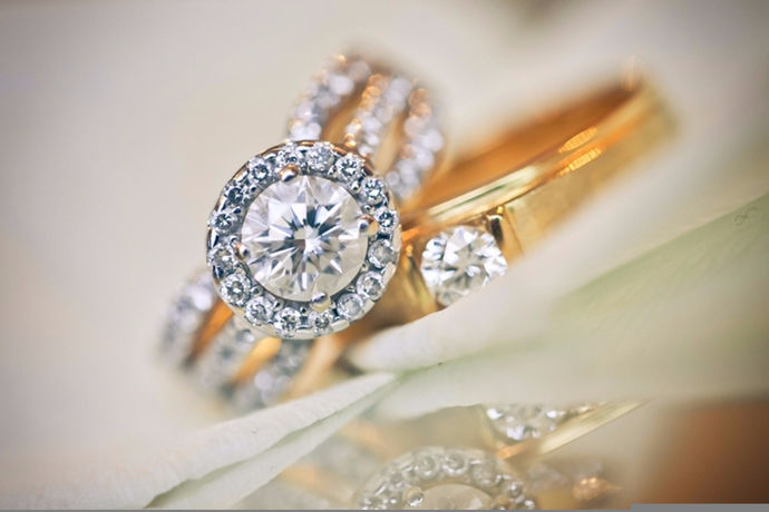 钻石不仅仅可以起到装饰的作用，更重要的是它一般象征着坚如磐石的爱情。因此买钻石成了许多人追求时尚的高端消费，不论是爱美人士、求婚还是结婚等各种场合，也总能看到钻石的身影。