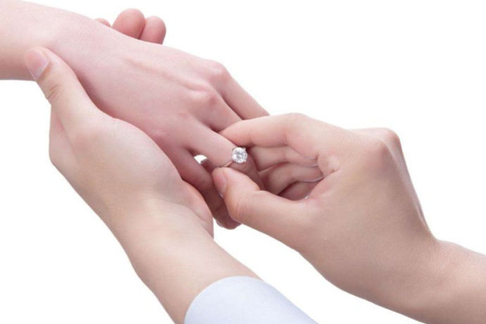我们都知道戒指是用一种我们常见的饰品，但是戒指戴在不同的手指上也有着不同的含义，所以我们在佩戴时就需要注意这些问题。那么今天中国婚博会小编就带大家一起来讨论一下怎样戴戒指这个问题。
