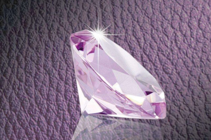 我们都知道钻石是非常受女性欢迎的一种饰品。那么今年呢，由于钻石越来越受欢迎，所以有很多不同的钻石品牌。作为消费者的我们如何在众多的钻石品牌和款式中进行挑选呢？今天我们就来讨论一下怎么挑钻石这个问题。