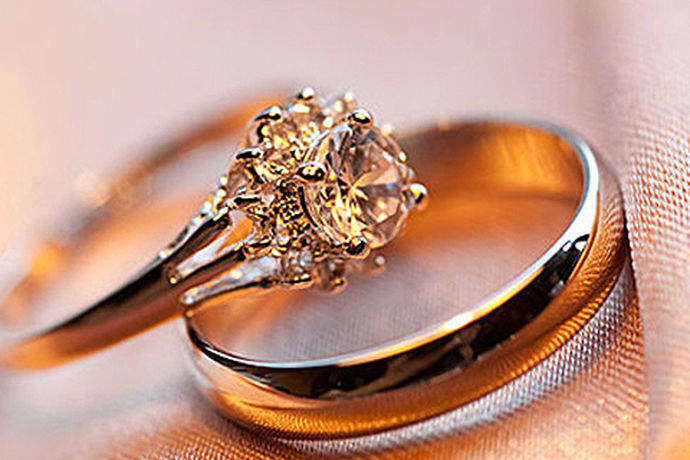 钻石戒指作为日常珠宝和爱情承诺的象征，非常受欢迎。然而，一直流行的钻石戒指并不便宜。下面的小编会告诉你戒指多少钱一个。
