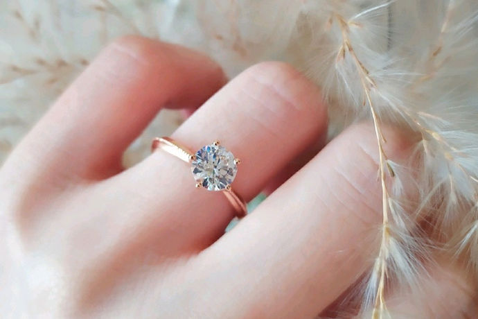 钻石已经成为现代人日常生活中一种常见的定情之物，而且也经常成为人们在彰显爱的一种表达方式，同时，它也是很多新人在步入婚姻殿堂时的一种必需品，是在举办婚礼过程中的一个非常重要的环节——交换钻石戒指。那么，钻石戒指一般多少钱？