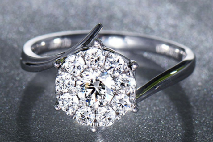 戒指是一种戴在我们手指上的装饰性珠宝。戒指必须仔细保养，否则会失去原有的光泽和魅力。不过想要戒指恒久远，还是得了解下钻石戒指如何保养。