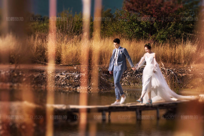 丽江是一个风景优美的地方，因此也吸引了不少新人去丽江拍摄婚纱照。在丽江拍摄的婚纱照可想而知一定是很好看的，那么拍摄这样子的婚纱照大概需要花费多少钱呢？