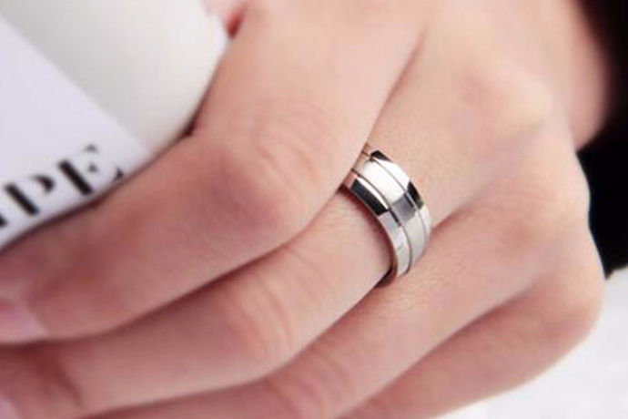 戒指的含义一般是用来表现情感的，每一枚戒指都有着故事。同时，戒指也向外部传达了你的情感状态和爱情的态度，如果你戴对戒指，爱情运应该就成功了一半了。那么，男人不同手指戴戒指的含义是哪些呢？