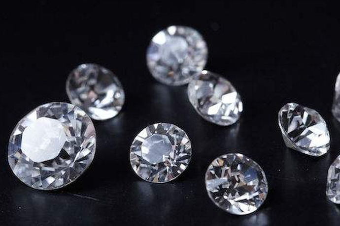 钻石是一种大家都喜爱的宝石。那么现在很多人都喜欢去购买一些裸钻。裸钻的价格要比买一个钻戒便宜，而且裸钻买回来看起来会更大。