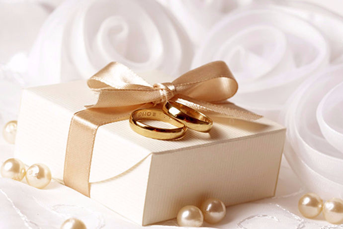 新婚礼物送什么好？送礼物很能显示一个人情商的高低，所以送礼物不再只是钱的问题，而是个人情商的表现。结婚礼物，无论是亲朋好友之间还是情侣之间，都应慎重考虑，避免送不合适的礼物。