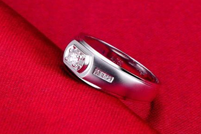 戒指对于女生来说，那是美与气质的衬托，是权利与地位的一种象征。但很多男生还不知道男生戒指的戴法和意义。下面中国婚博会小编就和大家一起来分享。