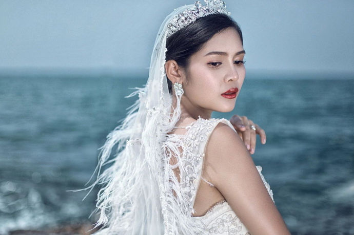 拍婚纱照是结婚之前的一个必备流程，很多女生都希望把自己最美的时候用照片的形式留下来。巴厘岛是印度尼西亚的一个岛屿，那边风景优美独特，吸引了很多情侣前去。因此现在有很多的商家推出巴厘岛的婚纱照。