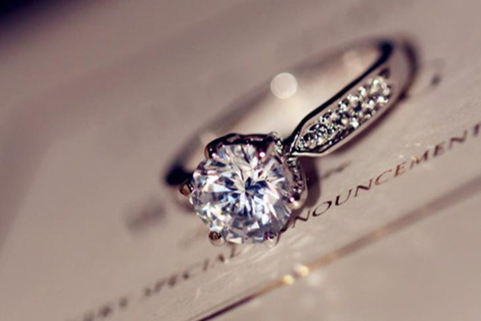 晶莹璀璨的钻石不仅有着华丽耀眼的外表，而且还有丰富的内涵。它既是爱情的象征，也是魅力的象征，更是所有女生心中的梦想。虽然人们都喜欢钻石，但并不是所有人都了解钻石。