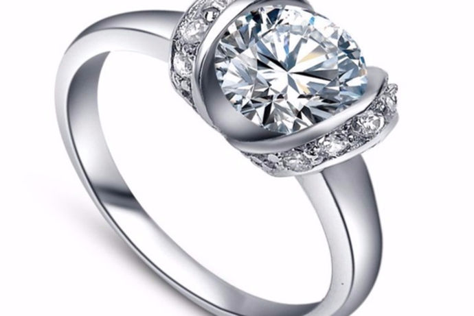 现在很多新人在结婚的时候都会买钻石戒指。因为他们觉得钻石戒指的璀璨闪耀要代表着新人在谈恋爱时的成长。那么结婚必须买钻戒吗？今天中国婚博会小编就跟您来一起讨论一下这个问题。