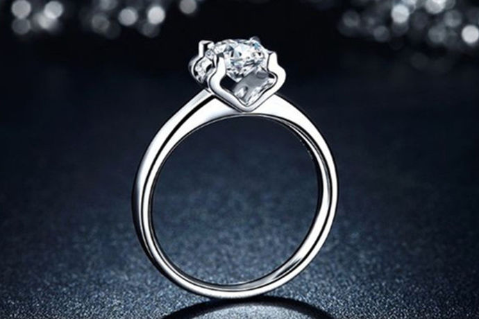 钻石一直都是永恒的的代名词，很多新人会选择钻戒作为结婚戒指，，用一枚珍贵的钻戒作为两人相爱的证明。我们都知道钻石的价格是很昂贵的，尤其是一克拉以上的钻石更是昂贵至极，一般人是消费不起的，所以很多人对钻石也是看看而已。对于钻石的价格很多人都接受不了，但是又渴望拥有一枚钻戒，那么一克拉以下的钻戒可能是个不错的选择，今天小编就带领大家看看，50分的钻戒大约多少钱？