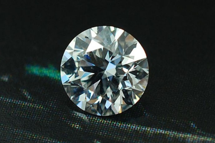 如今随着我们国民素质的提高，以及我们国家的飞速发展。我们国家在婚礼上采用的婚戒，由之前的黄金，现在普遍换成了钻石。但由于钻石的稀少，所以使它的价格非常昂贵。所以人们发现一种与钻石分子结构几乎相同的莫桑石，那究竟莫桑石与钻石哪个好呢，接下来婚博会小编就为大家揭晓答案。