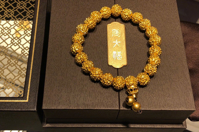 黄金已然成为人们佩戴最常见的首饰金属之一，在古代黄金代表着地位与权利的象征。现代通过黄金打造而成的金条、金器、金饰，分别为投资、收藏、佩戴起着不同的作用。在黄金的分类中有一种金成为千足金，那么什么是千足金，千足金价格多少钱一克呢?