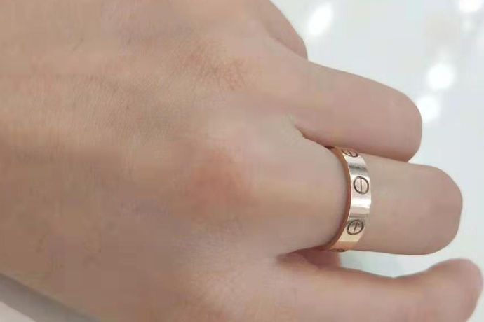 在生活中，每个人的手型和尺寸都是不一样的。因此我们在购买戒指这种装饰品的时候，所需要的尺寸也是不一样的。所以说每个人在购买戒指的时候我们都要了解清楚自己的手指是多大。那么今天中国婚博会小编，就为大家带来卡地亚戒指50号有多大？