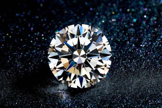 对于一种天然矿石，钻石来说，开采到加工，最后售卖出去，这其中受到很多因素的影响。例如在开采过程中，如果用力过猛会破坏钻石表面的一层色泽，那么接下来加工一系列的过程都要为这个钻石进行打磨。这样就会对钻石的手工费大大增加，也会影响售卖价格。那么对于钻石4c中，钻石色泽净度哪个重要？接下来就让婚博会小编来给你一一解答。