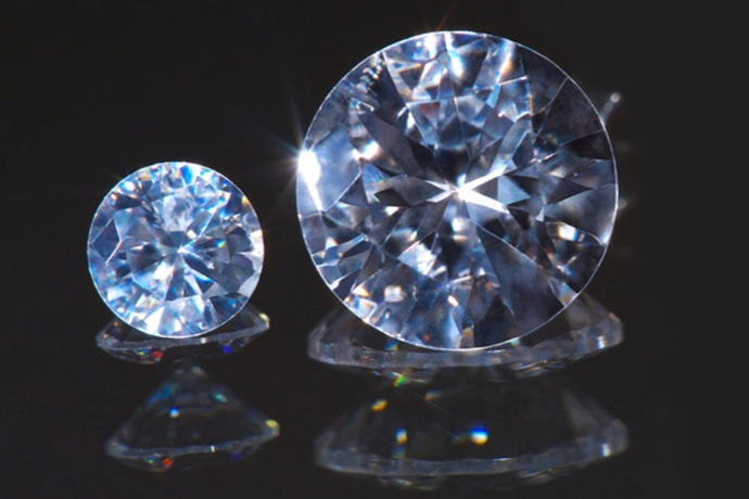 钻石作为现在女性流行的一种趋势，而且很多女性梦寐以求的就是拥有一款自己的钻戒。那很多人在购买钻石后，不懂钻石的真假，而且有些人会贪小便宜，购买一些二手商家的钻戒，结果钱财全没。而在购买钻戒后，最容易检测的一个方式就是看钻石镭射码，也就是GIA码。那很多人对钻戒不懂的情况下，钻石镭射码自己怎么看呢？