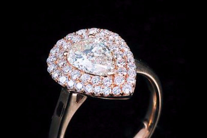 钻石是女人所佩戴珠宝的重要装饰品，它可以把一个女人的气质发挥到极致，也是最能承载世间情感的物质，好的钻石衬托人熠熠生辉，那到底钻石什么牌子的好呢?