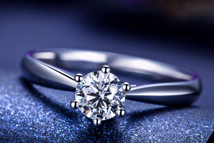 如今钻石已经深受广大消费者的欢迎，欢迎程度甚至已经远远超过了黄金铂金这些首饰。钻石是忠诚和浪漫的体现，无论是在求婚的时候，还是在订婚的时候，或者是结婚流程当中，永远都少不了钻石的身影。那么钻石去哪里买就成了一个大问题。
