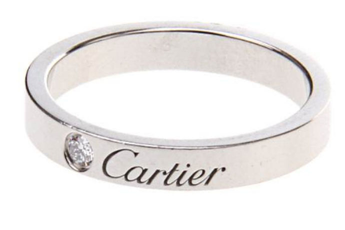 在当今的市场上流行着很多种不同款式的戒指。而且不管男女老少都喜欢买戒指，带来做装饰品。近段时间来又非常流行一个戒指品牌叫做carlier,今天中国婚博会小编就带大家一起来了解一下carlier戒指一般多少钱。