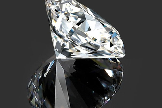如果世界上珠宝只能选择一种的话，大多数女性都会选择钻石。因为钻石的美丽大方，闪亮的外观直击人心，让许多女性对于他的渴望趋之若鹜。那么就会有人说，一克拉钻石多少钱，这一回答说起来有56925000种。可能会惊讶为什么这么多，因为钻石的价钱要根据4c来规定，所以钻石的价钱也是起伏不定。所以一克拉的钻石要多少钱，让我们来根据一些条件来计算。